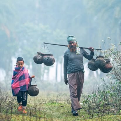 খেজুরের হাঁড়ি বহন করা হচ্ছে