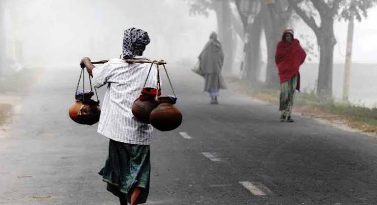 খেজুরের হাঁড়ি নিয়ে গ্রাম্য পথে যাত্রা